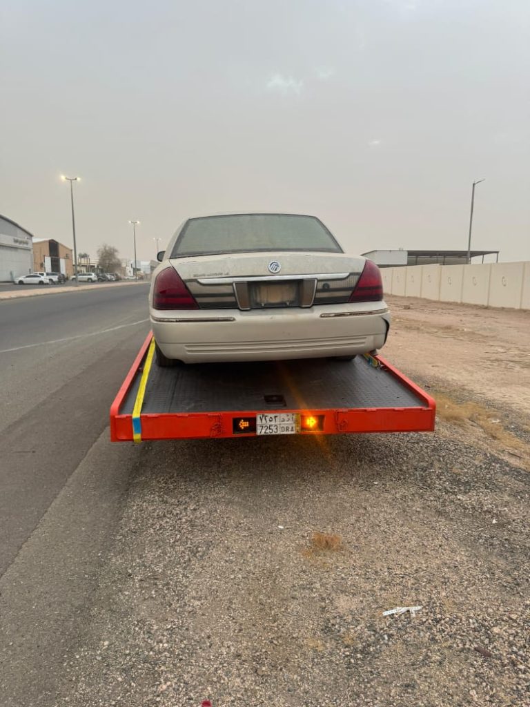 سطحة هيدروليكية لنقل السيارات والمركبات الخاصة